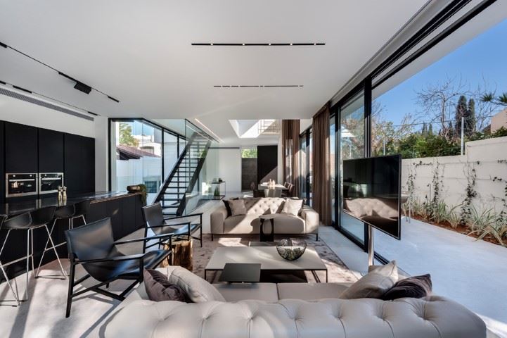 Private house עיצוב תאורה אדריכלית בסלון על ידי קמחי דורי
